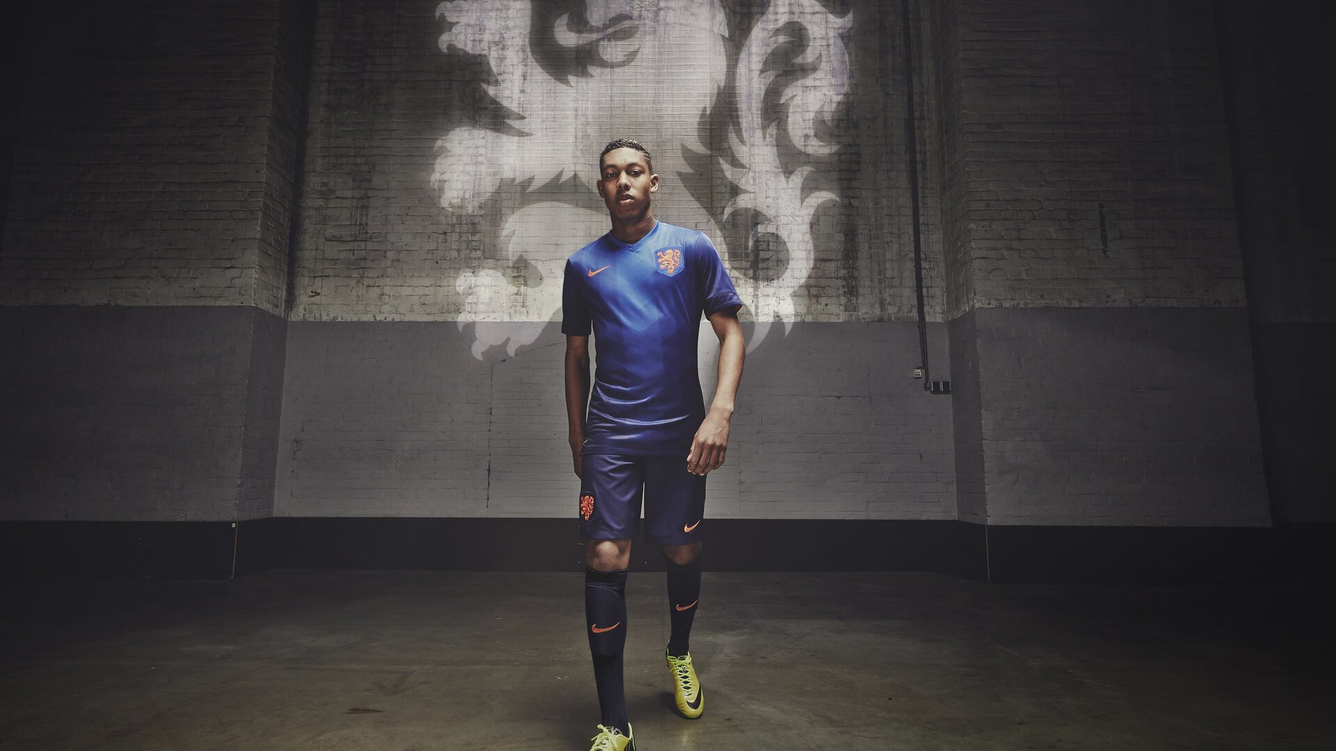 _城市之夜：夜间灯光网球赛点燃激情_，有没有夜光网球